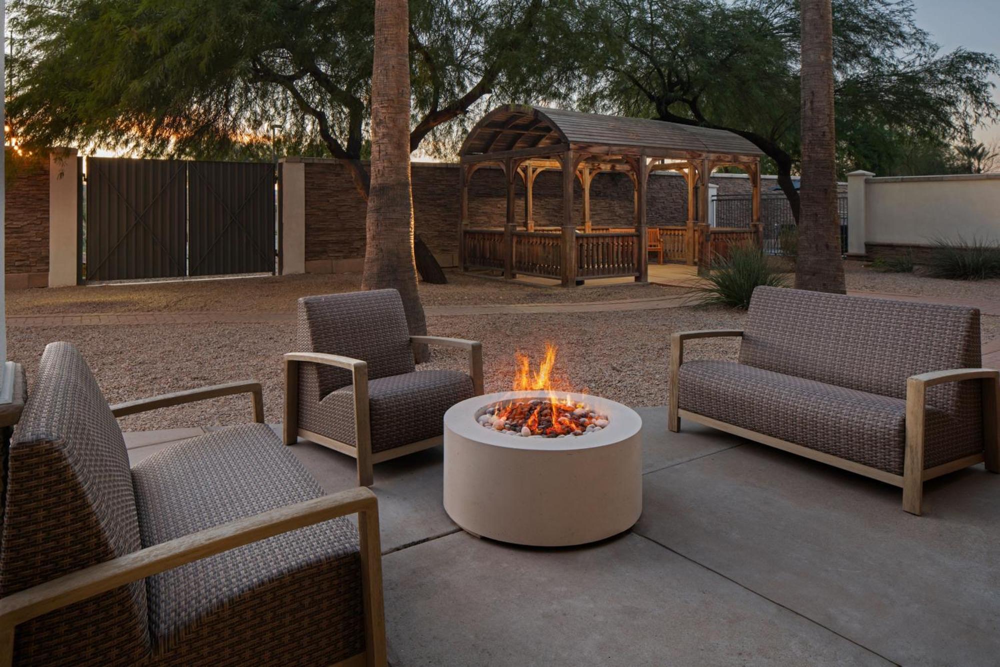 Courtyard By Marriott Phoenix West/Avondale Exterior photo